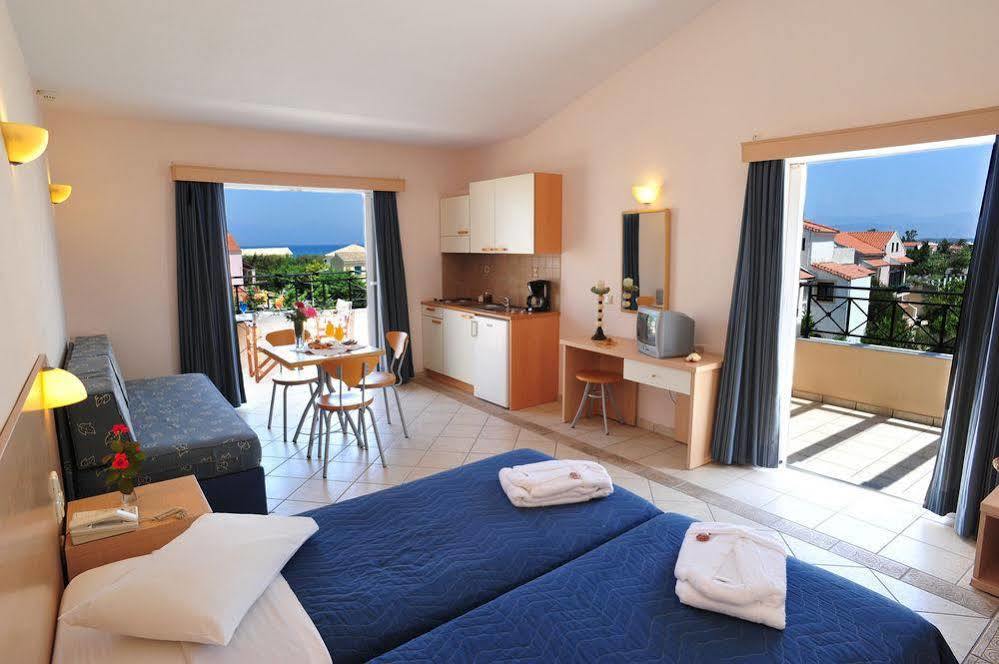 Thinalos Aparthotel Acharavi  Bagian luar foto