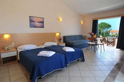 Thinalos Aparthotel Acharavi  Bagian luar foto